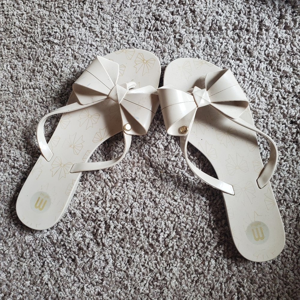 Bow flip flop